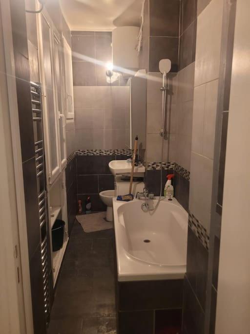 Charmant Appartement Pres De Montmartre ปารีส ภายนอก รูปภาพ